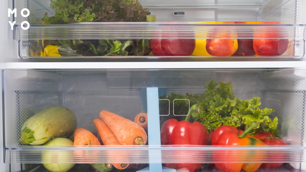 овочі в ящиках холодильника