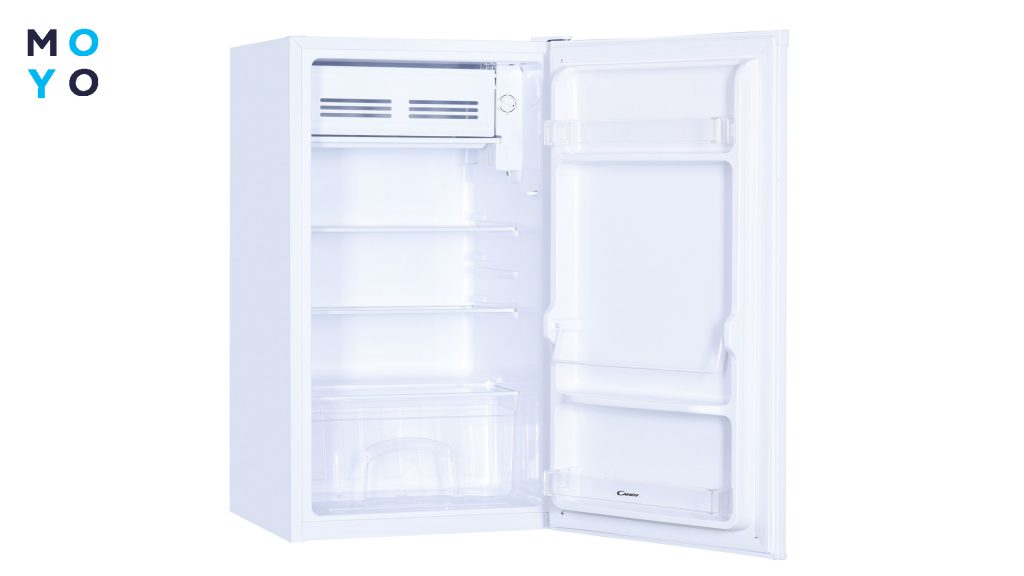 Альт: Вместительный холодильник среднего размера