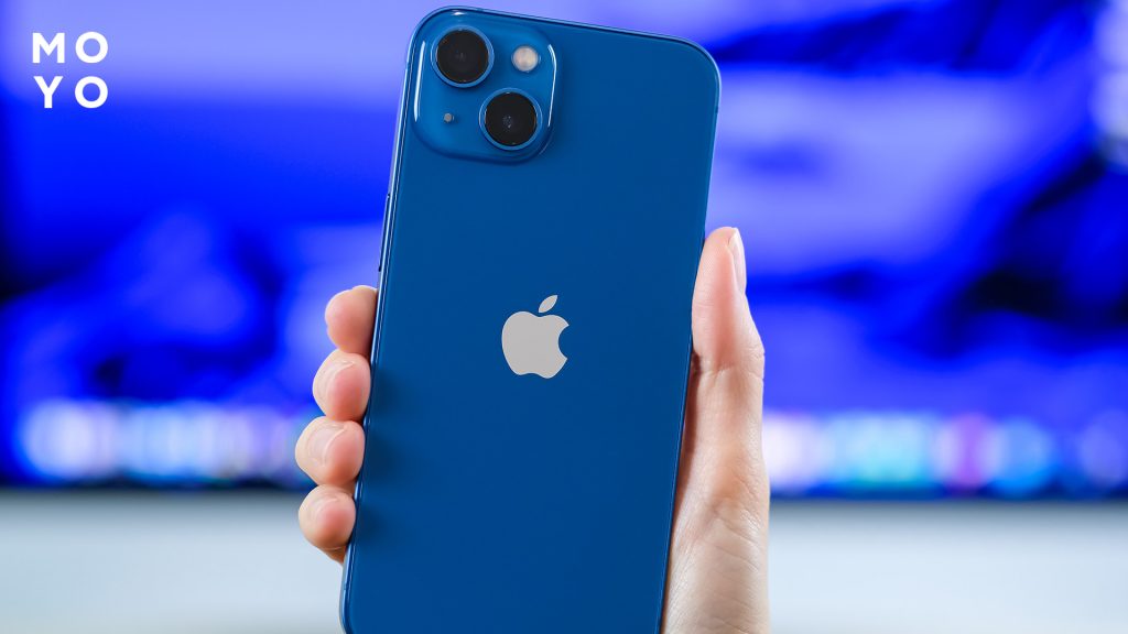 iPhone 13 в корпусе голубого цвета