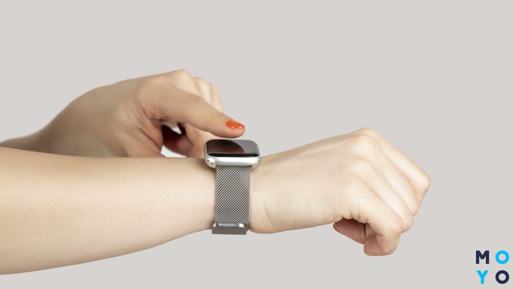 Smart Watch на женском запястье