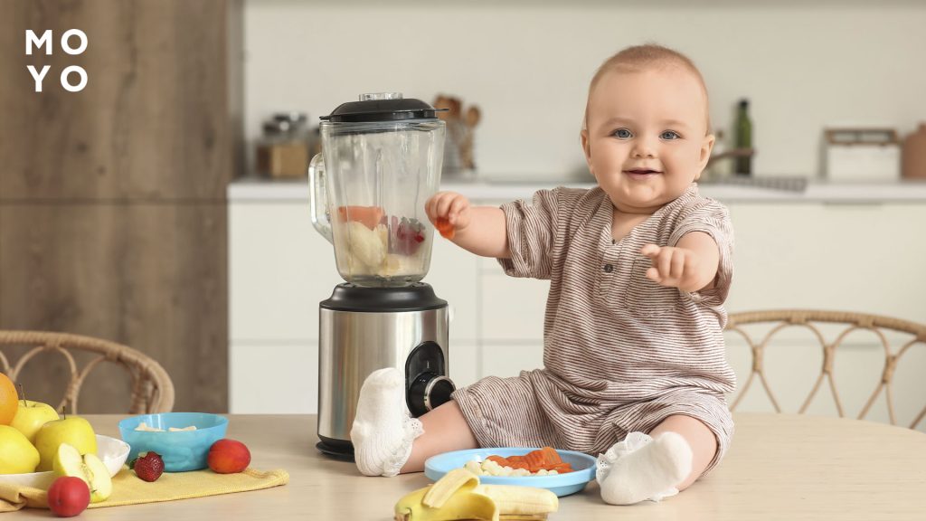 Cтационарный блендер и малыш рядом с ним