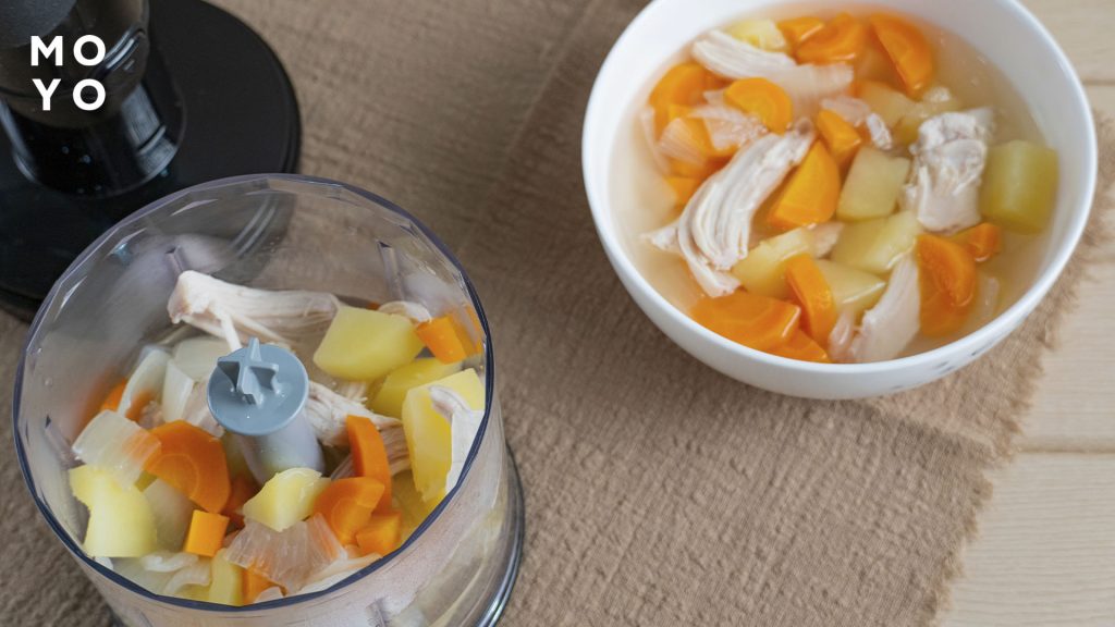 отваренные овощи в чаше стационарного блендера