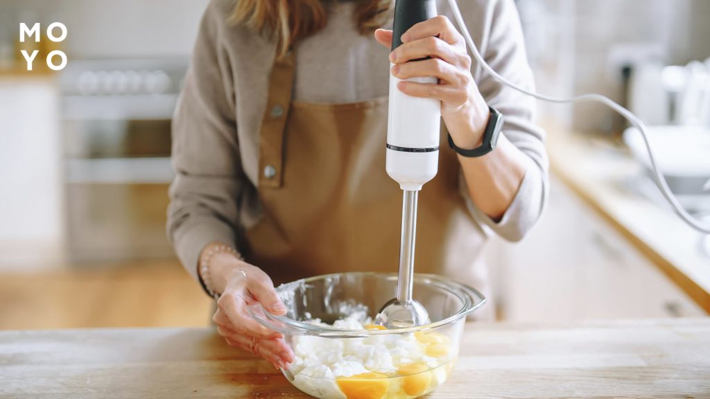 взбивание продуктов в кашу