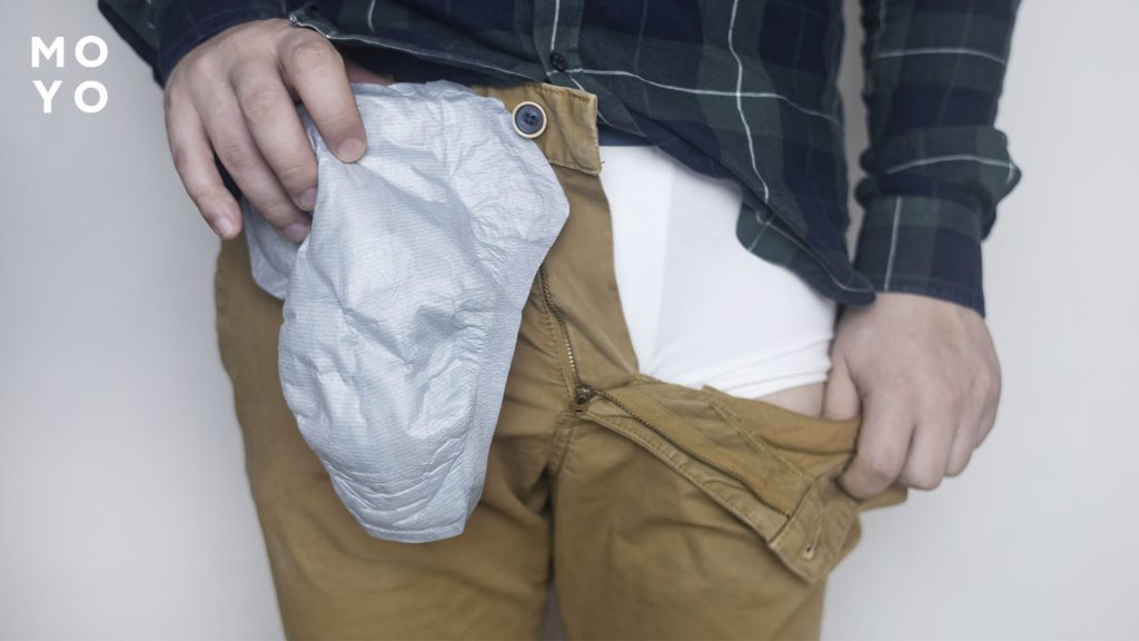 мужчина в памперсе