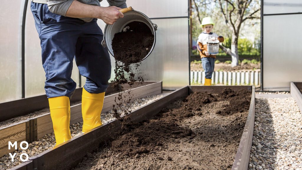 закладка участка под грядку в теплице
