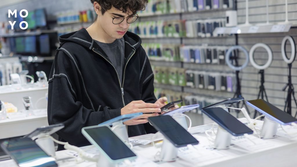 хлопець обирає смартфон