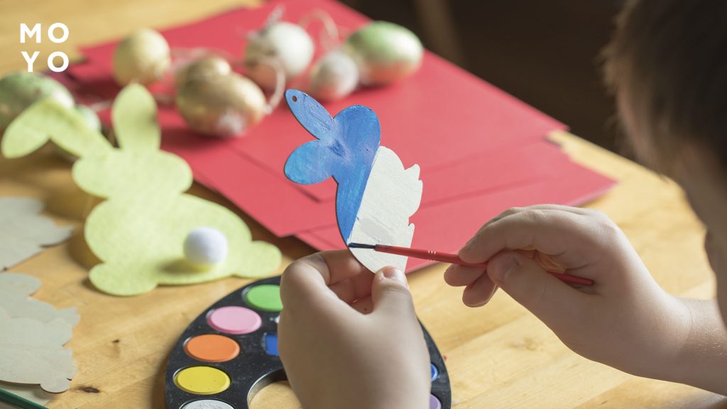 дитина розфарбовує кролика