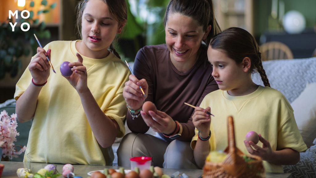 дети с мамой раскрашивают яйца