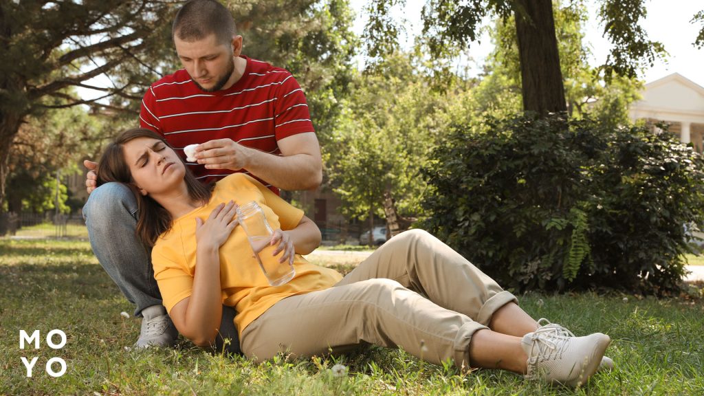 чоловік допомагає жінці