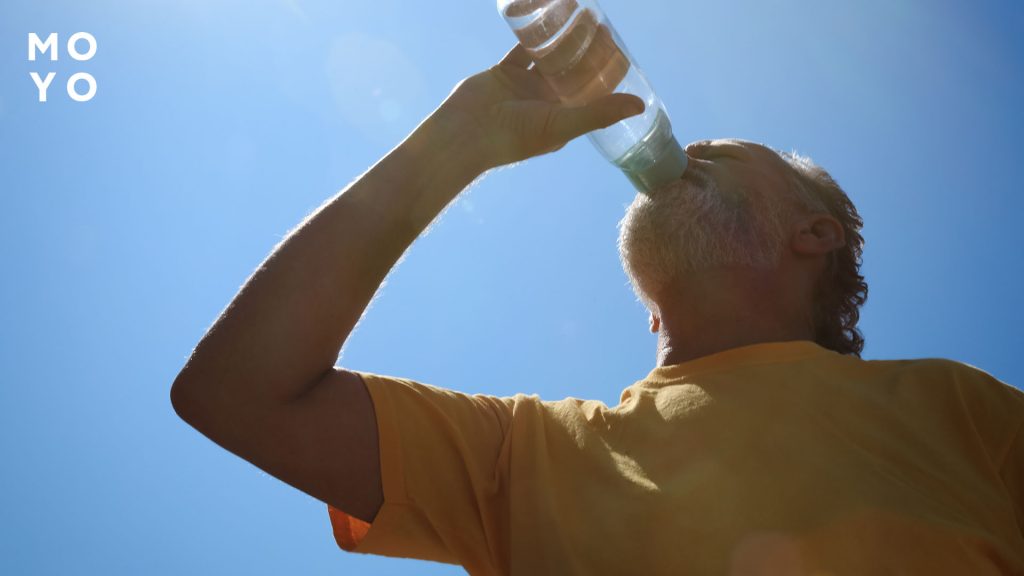 чоловік п’є воду