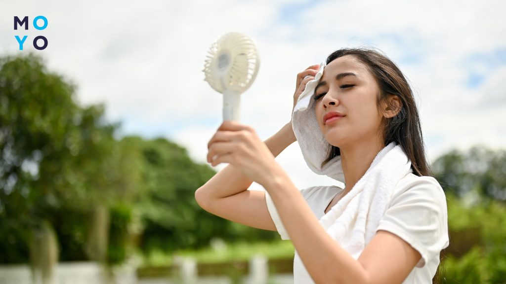 девушка в белой футболке